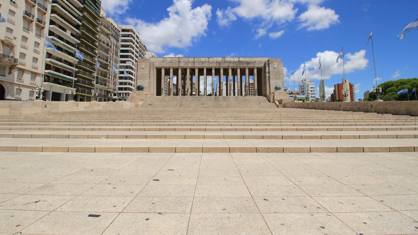 Escalinata del Monumento a la Bandera en Rosario bajo un cielo con nubes
